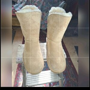 A pair of Lamo🐑Sheepskin boots